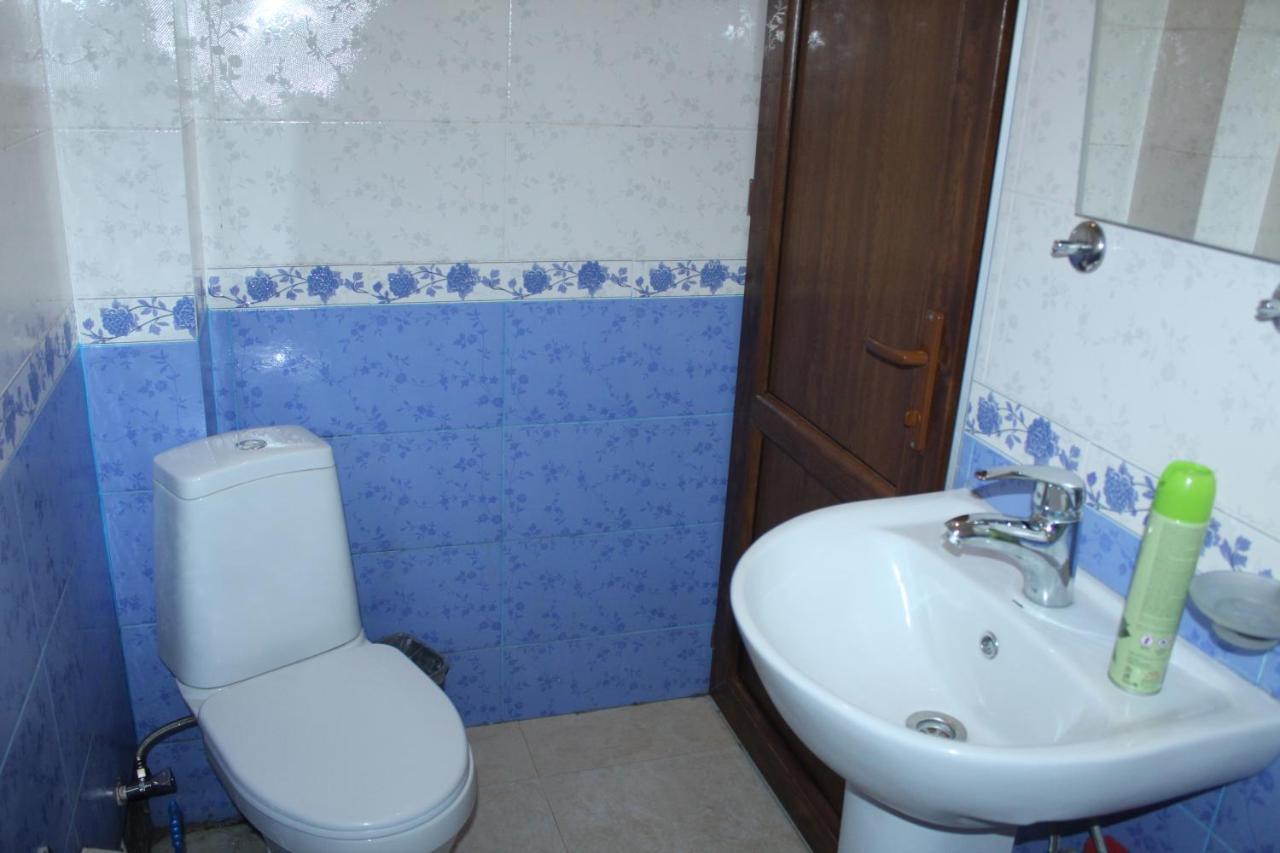 Roza Guesthouse Kazbegi Bagian luar foto