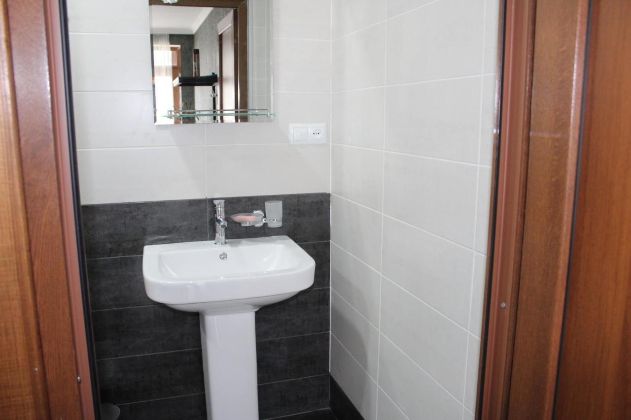 Roza Guesthouse Kazbegi Bagian luar foto