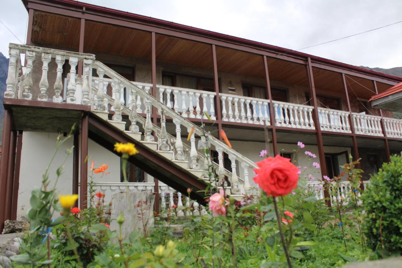 Roza Guesthouse Kazbegi Bagian luar foto