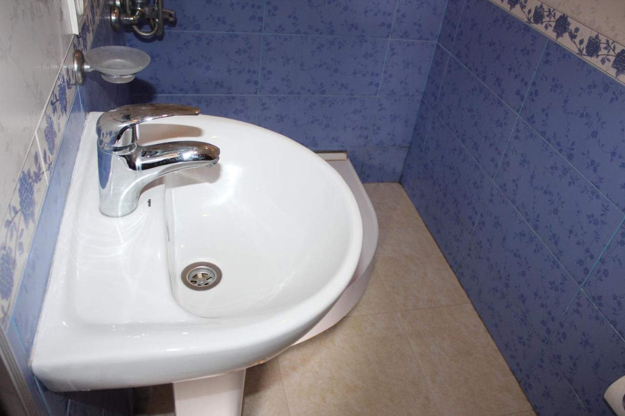Roza Guesthouse Kazbegi Bagian luar foto