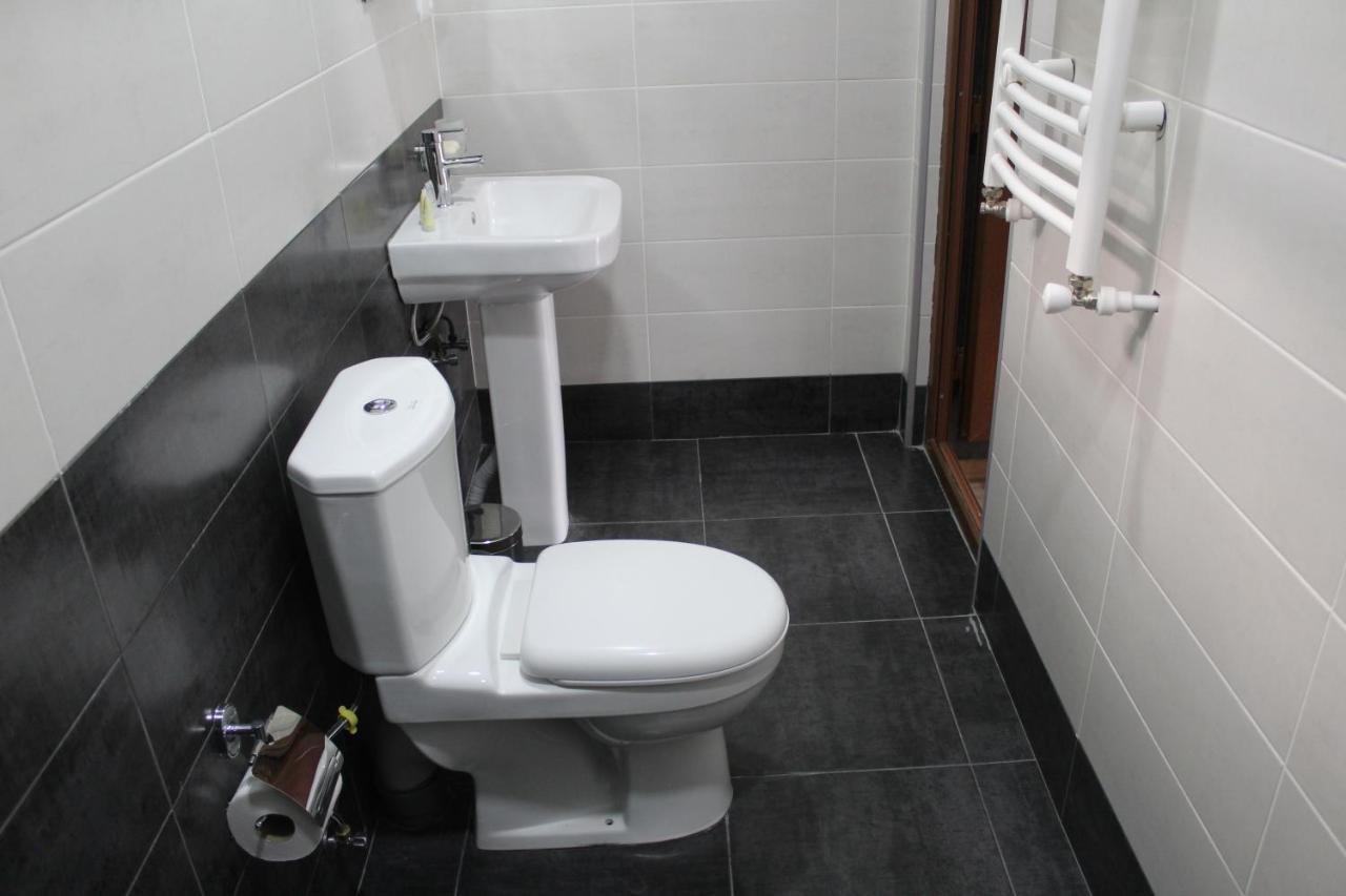 Roza Guesthouse Kazbegi Bagian luar foto
