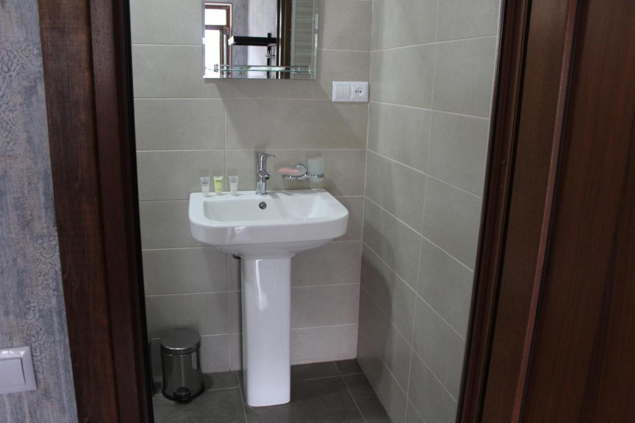 Roza Guesthouse Kazbegi Bagian luar foto