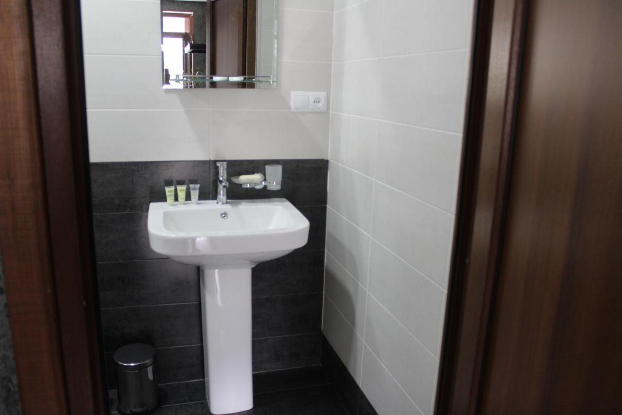 Roza Guesthouse Kazbegi Bagian luar foto