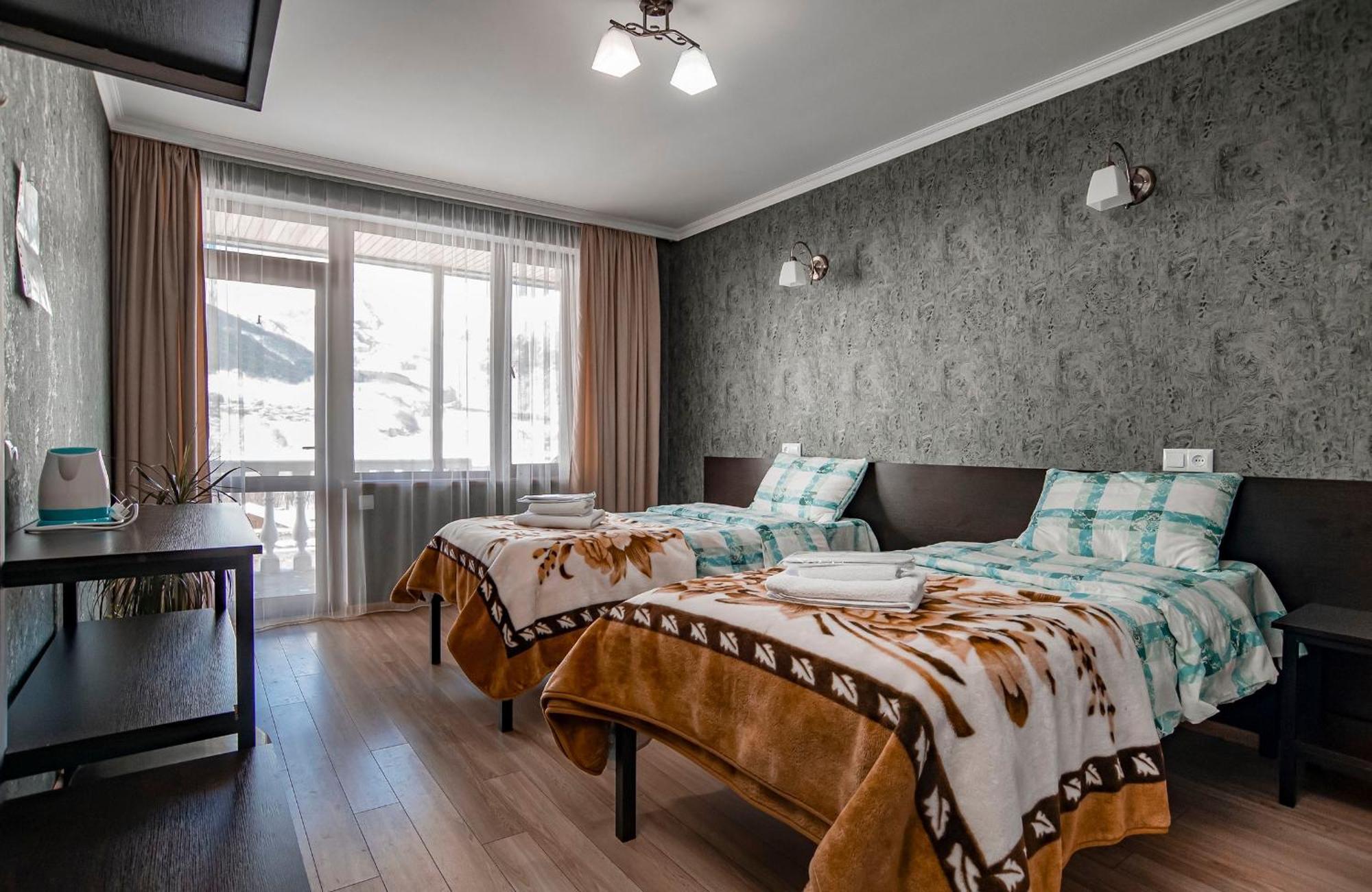 Roza Guesthouse Kazbegi Bagian luar foto