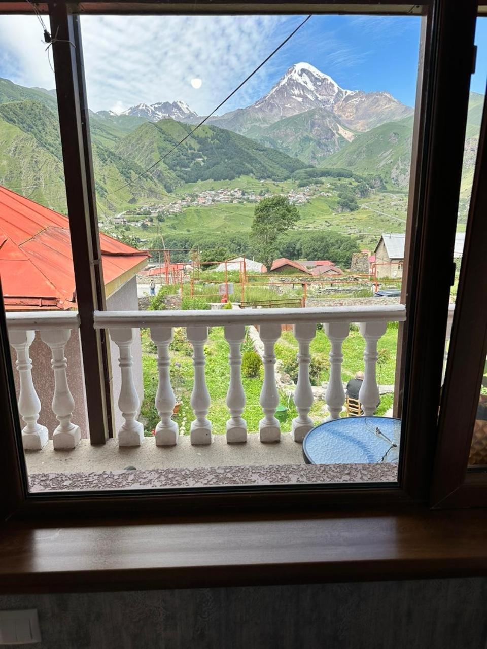 Roza Guesthouse Kazbegi Bagian luar foto