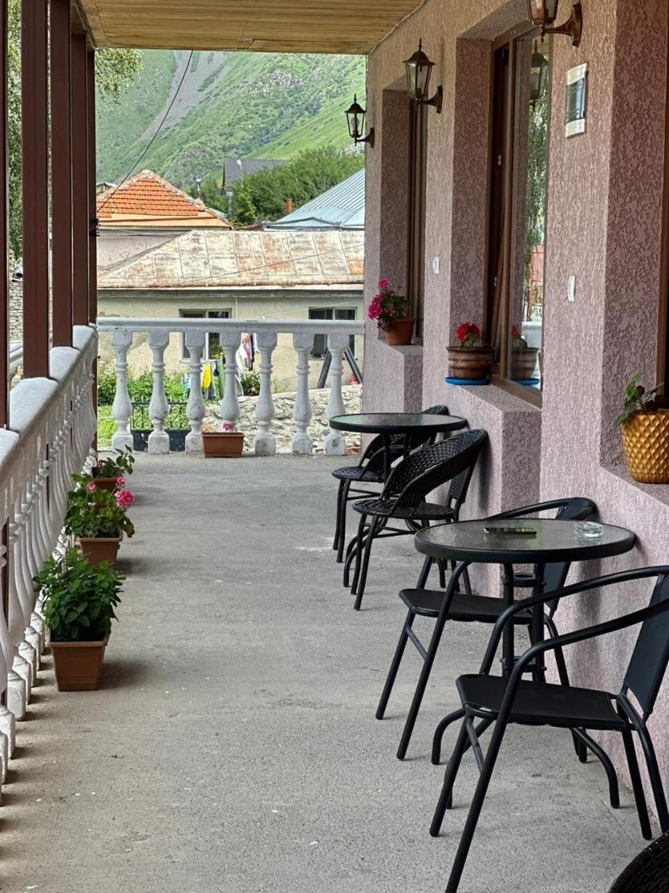 Roza Guesthouse Kazbegi Bagian luar foto