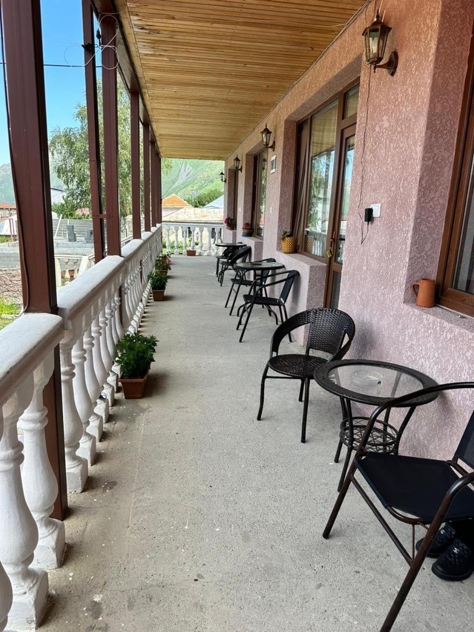Roza Guesthouse Kazbegi Bagian luar foto
