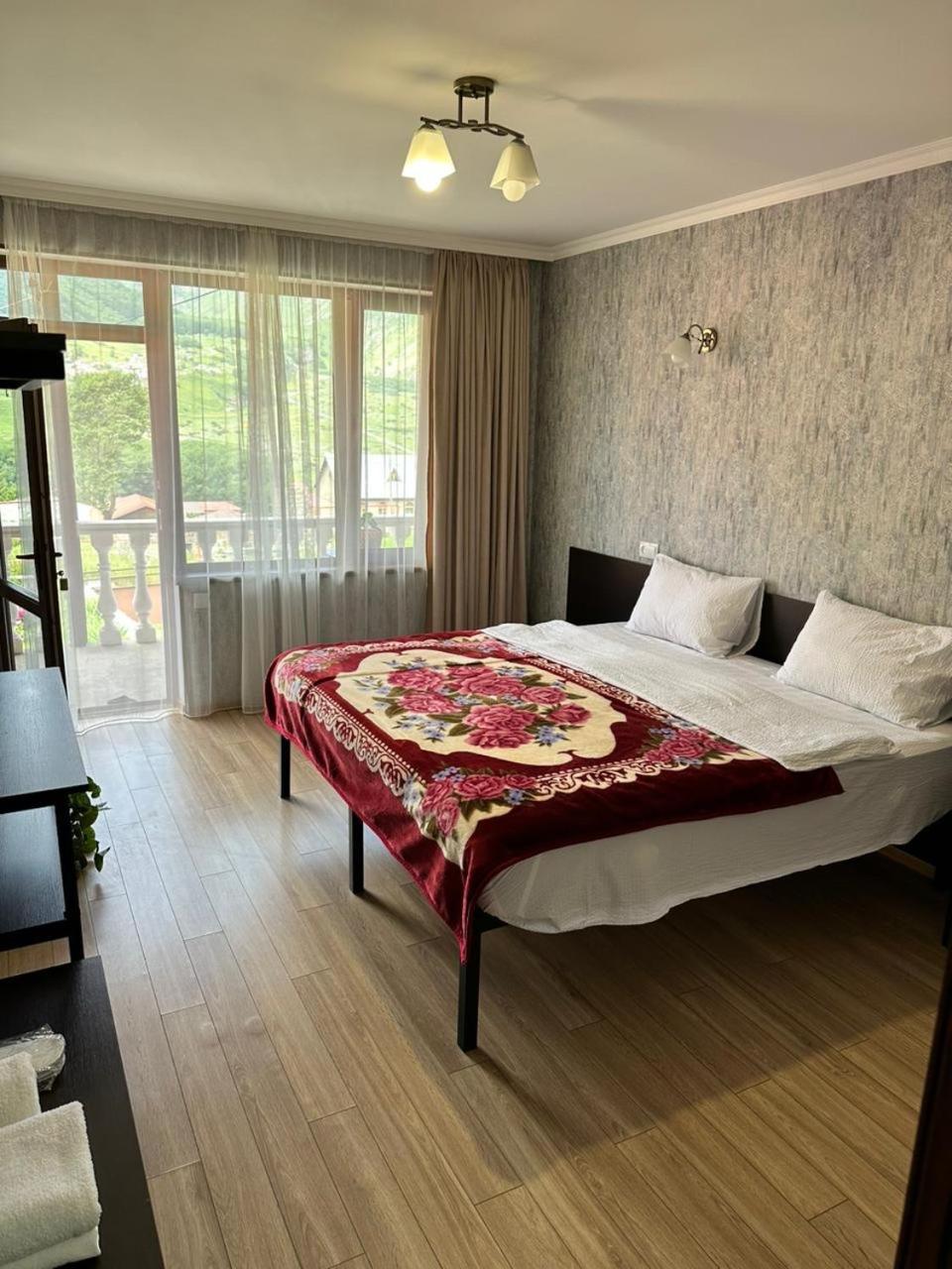 Roza Guesthouse Kazbegi Bagian luar foto