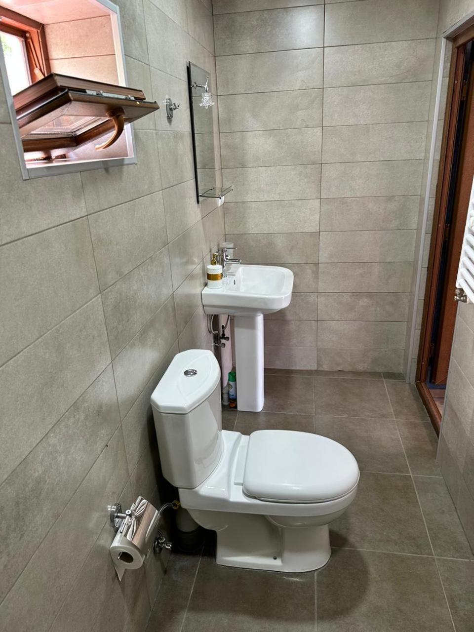 Roza Guesthouse Kazbegi Bagian luar foto