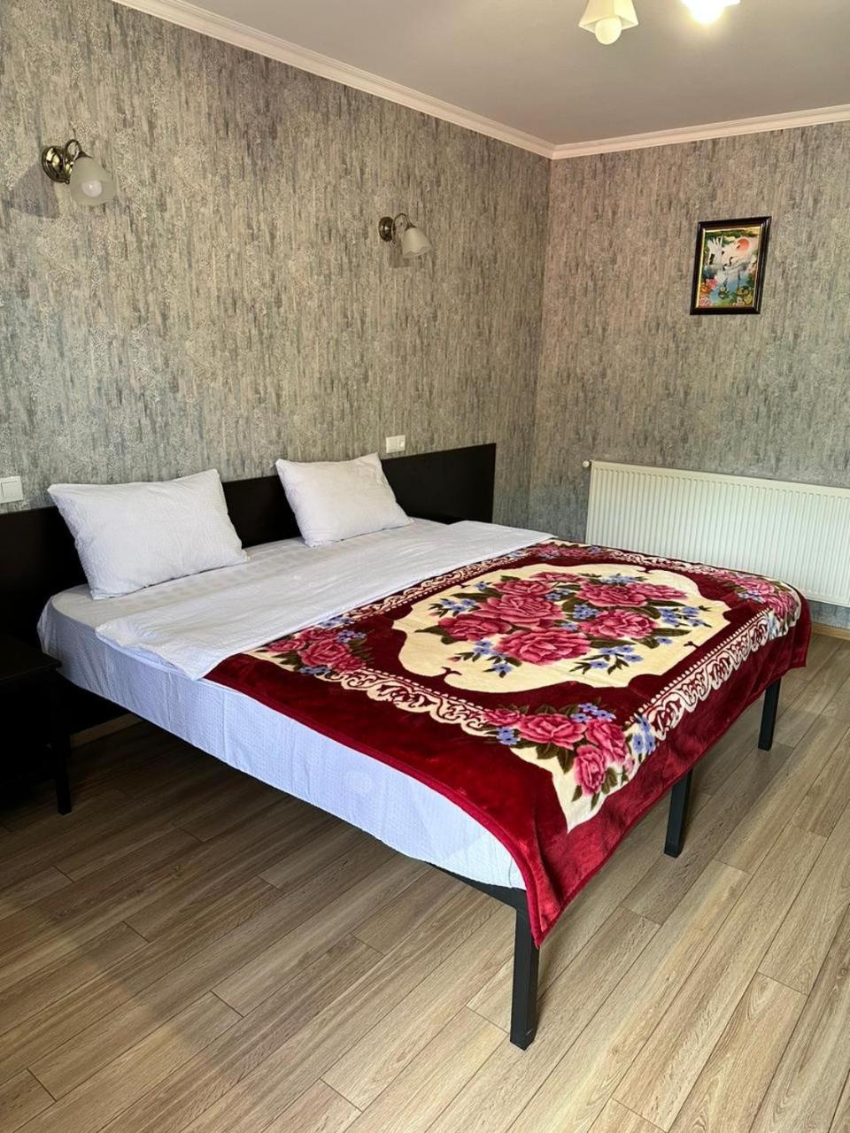 Roza Guesthouse Kazbegi Bagian luar foto