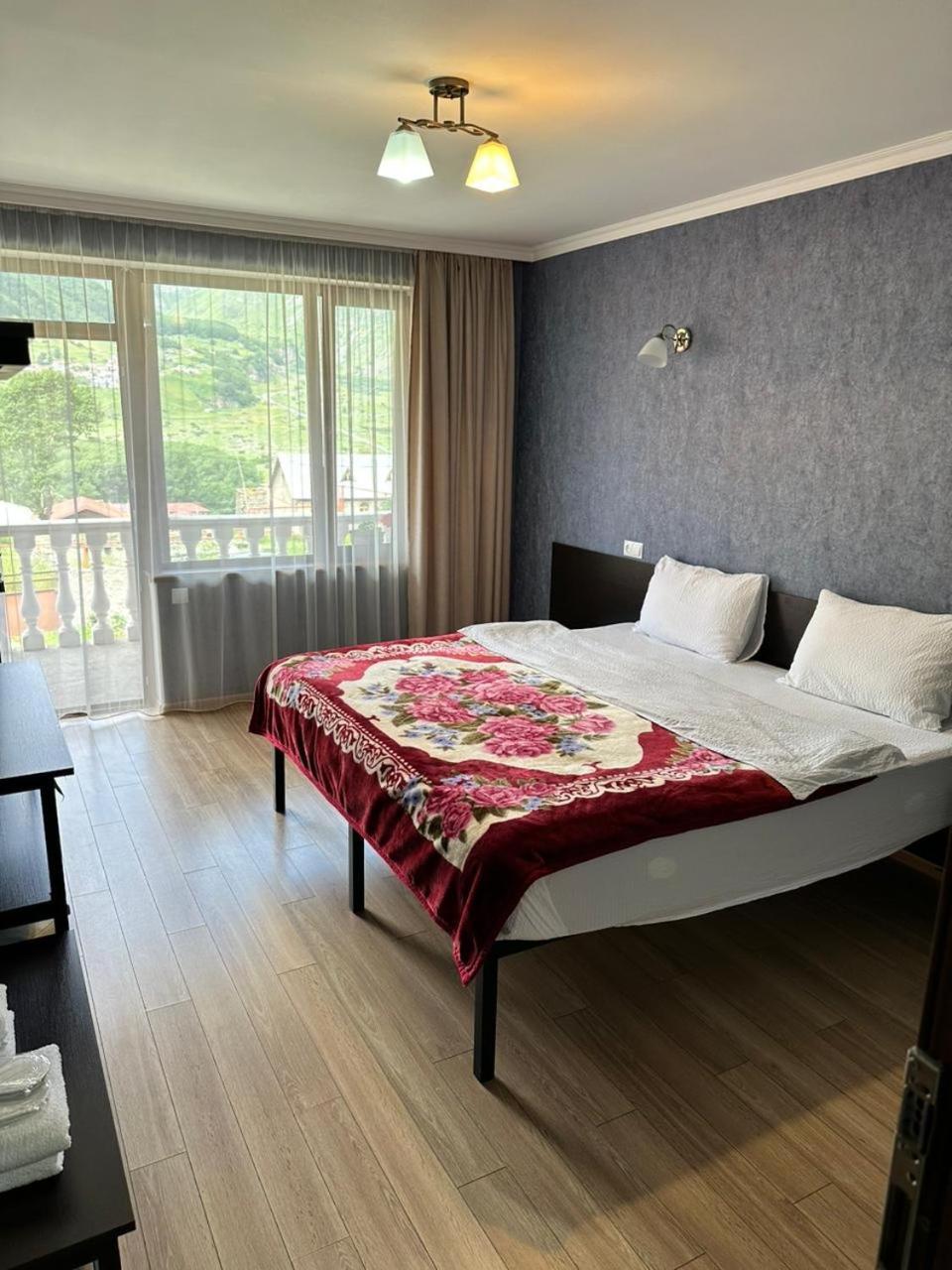 Roza Guesthouse Kazbegi Bagian luar foto