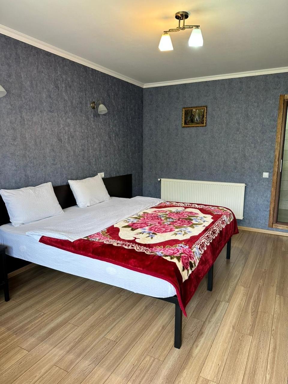 Roza Guesthouse Kazbegi Bagian luar foto