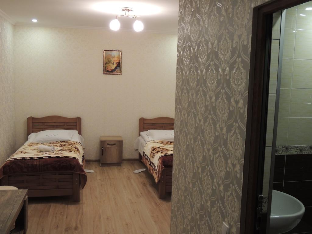Roza Guesthouse Kazbegi Bagian luar foto