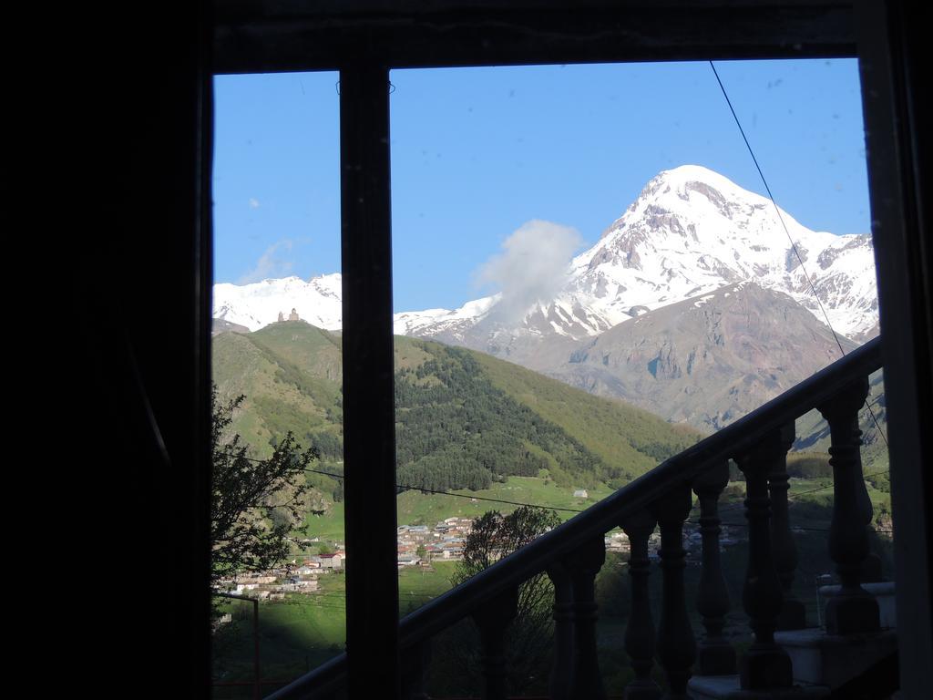 Roza Guesthouse Kazbegi Bagian luar foto